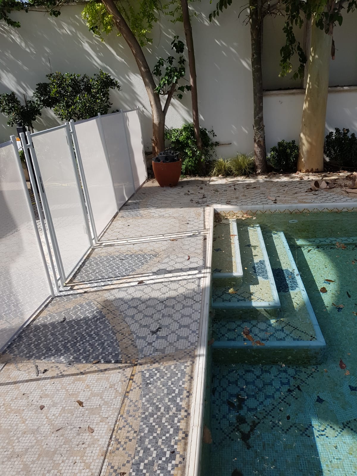 White Mesh Fence 905